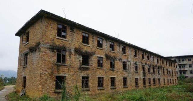 江西一座軍工廠,規模很大還有電影院,曾被很多人羨慕如今很荒涼