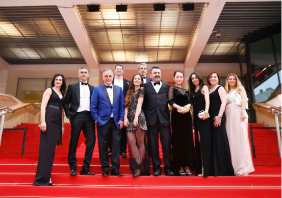 她,登上戛納電影節紅毯,轟動中國服裝界